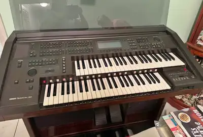 Le El-90 a établi certains standards de qualité. Ce orgue compact mais puissant offre un registre et...