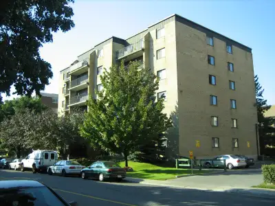 Appartement à louer - Ahuntsic: cet appartement (5 étage) offre un parfait équilibre entre confort e...
