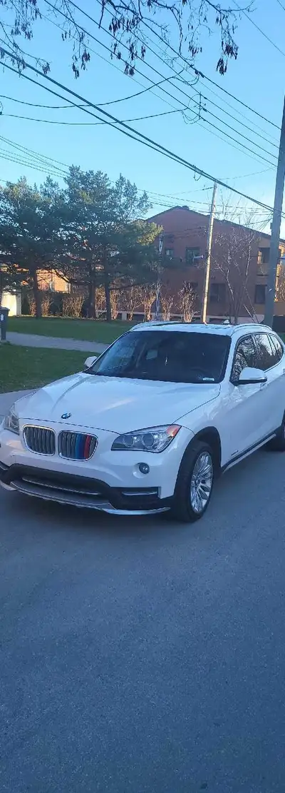 Vends ma BMW X1 de 2015 en finition XLine au look sportif et racé.Moteur essence souple et agréable....