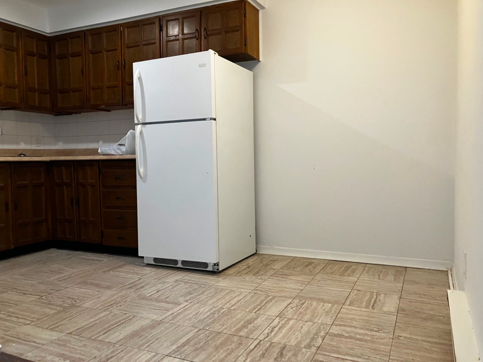 * 2 STOREY, 2 BEDROOM APARTMENT FOR RENT (PARKING AVAILABLE) * 3