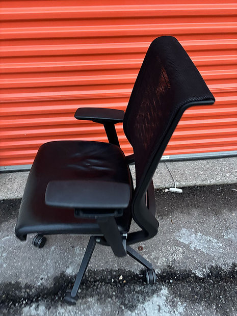 Steelcase Think Leather Chair!! in Chairs & Recliners in City of Toronto - Image 3