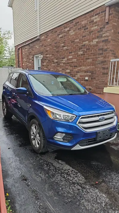 Pour agrandissement de la famille, je vend ma voiture Ford Escape en excellent état, très propre et...
