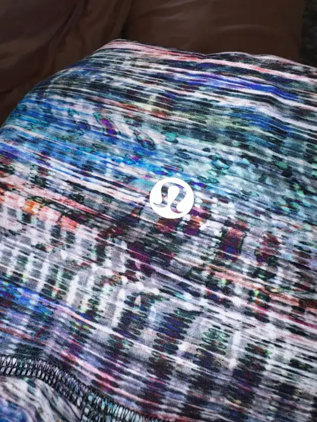 Size 10 Lululemon in Women's - Bottoms in Barrie - Image 3