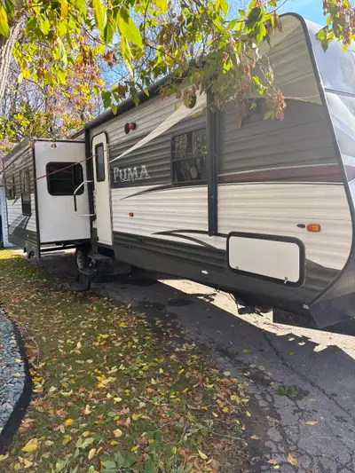 Power Awning, Power Jacks, 2 Rocking Chairs with a Sofa Bed, Queenbed, TV, Standing Table & Chairs,...