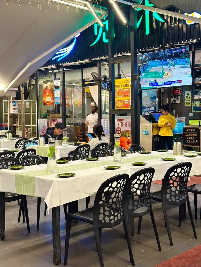 Brand new Restaurant/Café Stackable Dining Chairs in Chairs & Recliners in Markham / York Region - Image 5