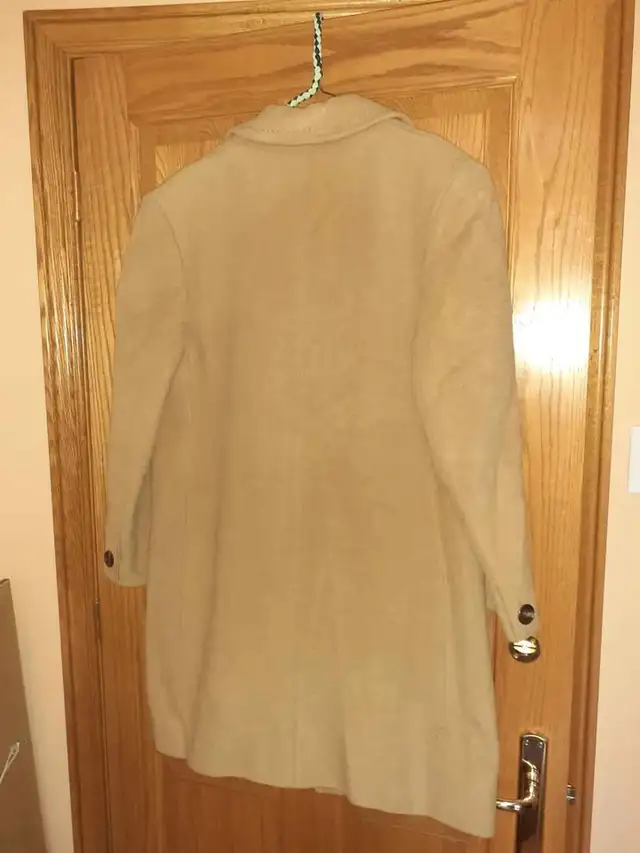 Fur coat/ manteau de fourrure - Holt Renfrew in Women's - Tops & Outerwear in Laval / North Shore - Image 3