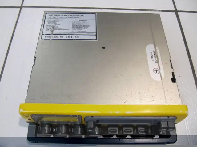 Vintage Rare Jensen JS-9400 4x4 All Terrain Car Stereo Cir 1992 in Arts & Collectibles in Mississauga / Peel Region - Image 7