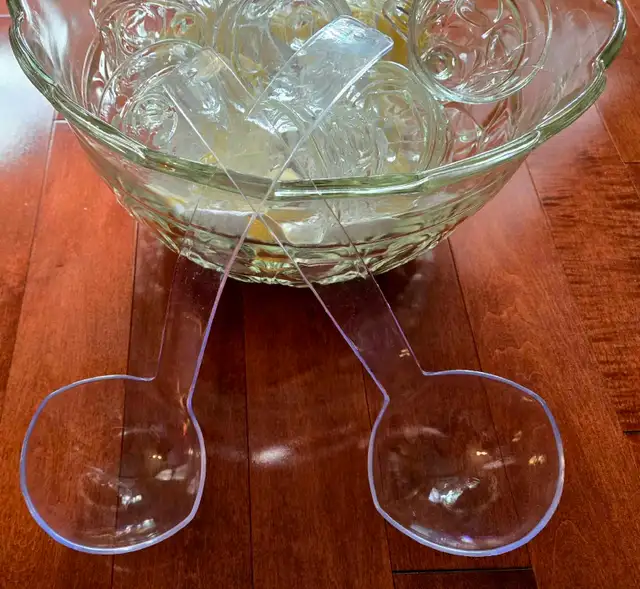 Glass punch bowl with 12 cups and 2 ladles. in Kitchen & Dining Wares in Mississauga / Peel Region - Image 5