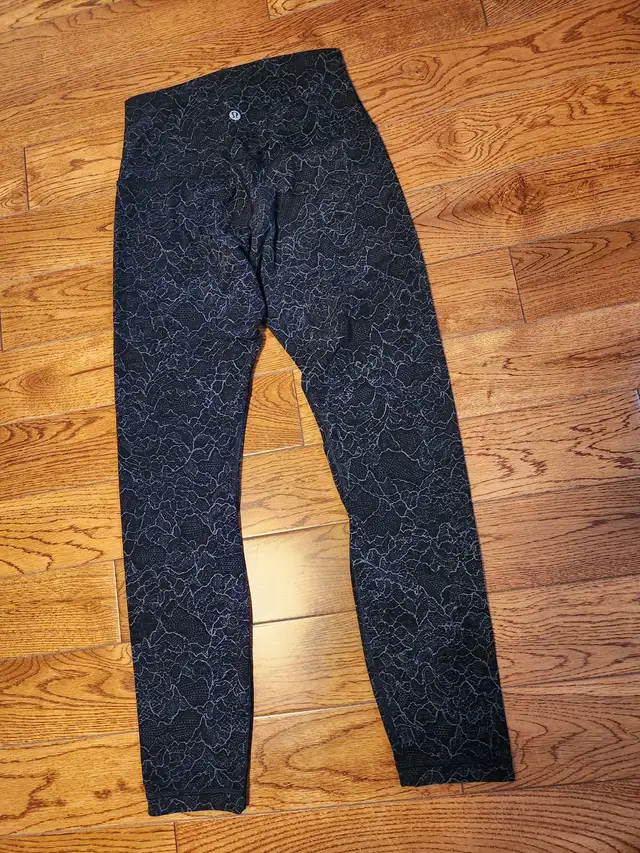 Lululemon black pants and white sleeveless jacket size XS/S in Women's - Bottoms in City of Toronto - Image 6