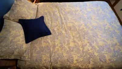 Housse de couette pour lit Queen + Jupe + 2 taies d’oreiller, View more