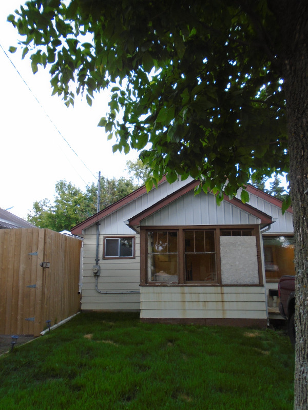 New Listing in a Great Neighbourhood! Perfect Starter Home! Houses