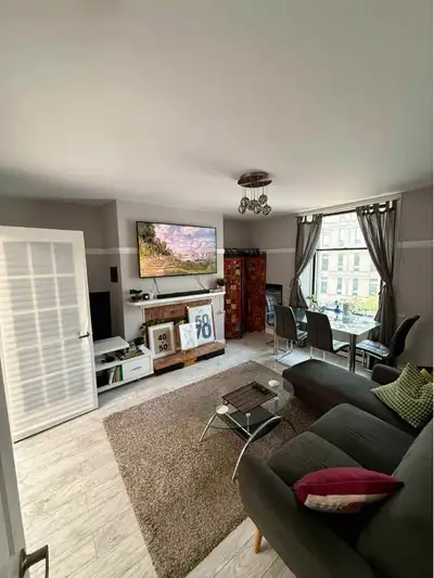 Salut ! On est 3 colocataires sympathiques qui vivons dans un grand appartement situé au 370 Rue She...