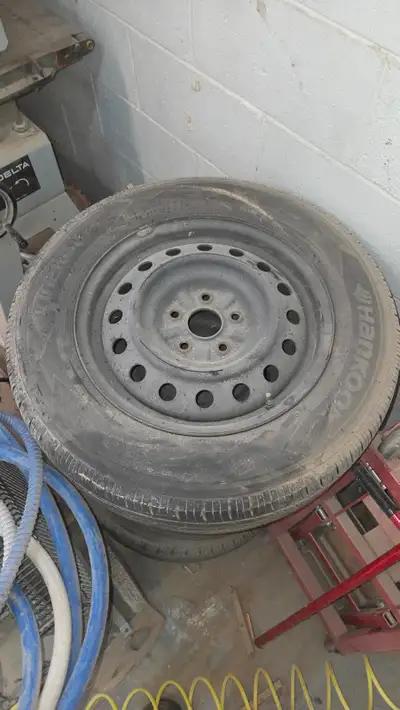 4x Pneu R16 avec jante était sur Toyota Sienna 2008. Un été d'usure. Comme neuf 4X R16 tire with rim...
