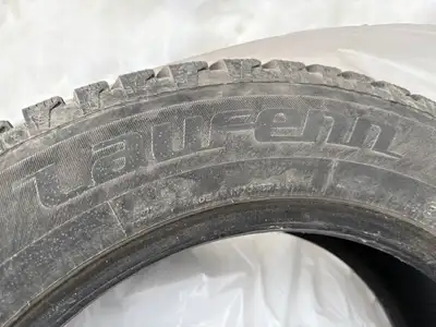 Trois pneus d'hiver - usagés 2 saisons PRIX=50$ pour chaque pneu ou 140 $ pour les 3 vendus ensemble...