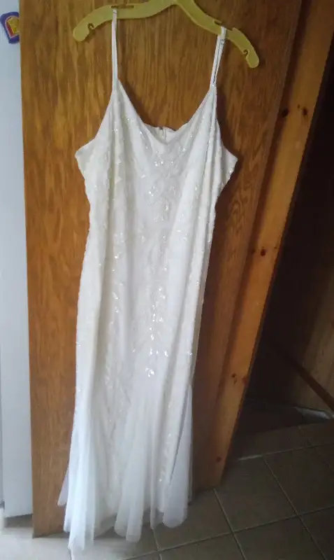 Beautiful Wedding Dress Size 24 "reduced $150" in Wedding in Ottawa - Image 2