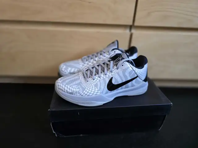 Kobe 5 Zebra size 8 in Men's Shoes in Mississauga / Peel Region - Image 2