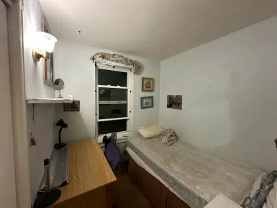 Private Room @ Queen St. E - Utilities and Wifi included
