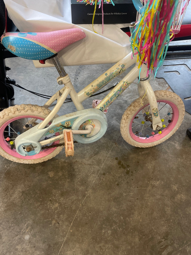 Girls huffy bike  in Road in City of Halifax