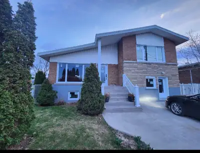 **POUR FEMME SEULEMENT Dans une maison grande maison situé à Laval à 10 minutes de Montréal proche d...