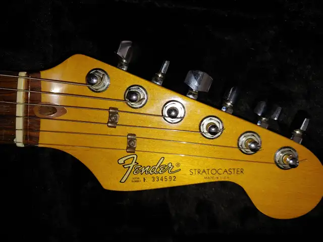 1983 Fender Stratocaster in Guitars in Kitchener / Waterloo - Image 5