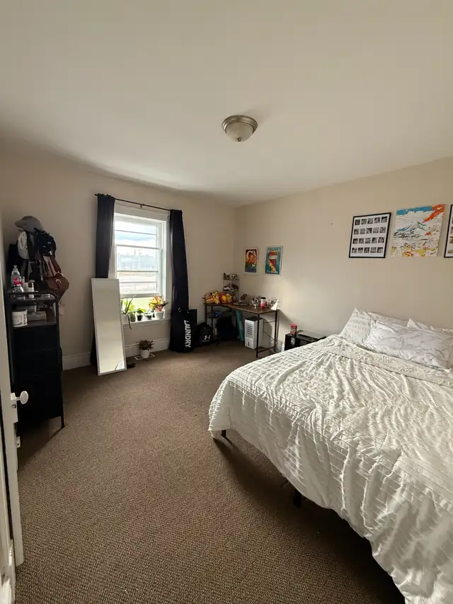 Master bedroom for rent in a spacious 3-bedroom townhouse in Room Rentals & Roommates in Peterborough - Image 9