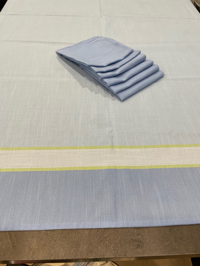 Blue square tablecloth with 6 napkins, 59x59” in Kitchen & Dining Wares in Markham / York Region - Image 4