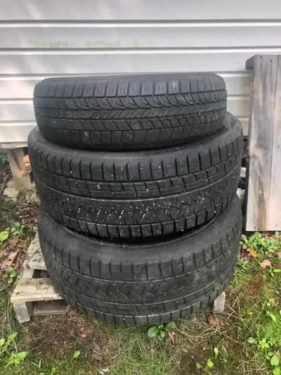 3 pneus à vendre: soit 2 pneus 255/45R20, 1 pneu 14po. 1 pneu 20po encore utile les 2 autres pneus s...