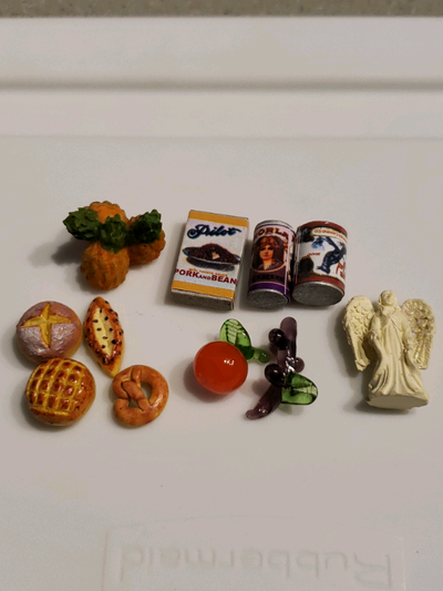 Nice addition to any miniature dollhouse