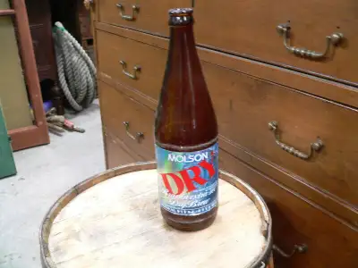 bouteille antique , vintage ou de collection photo 1 grosse bouteille bière molson dry # 4705.2 5$ p...