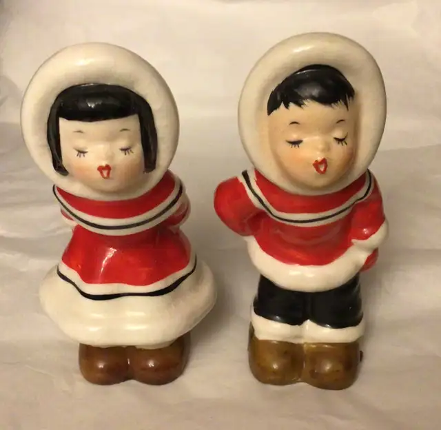 VINTAGE COLLECTIBLE 1956 NAPCO KISSING ESKIMO SALT AND PEPPER in Arts & Collectibles in Sault Ste. Marie - Image 3