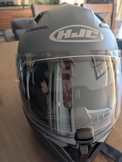 HJC i70 Helmet size medium. Gently used. No scratch, no dent. All cleaned up.