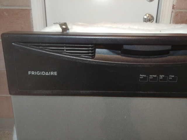 Dishwasher Stainless Frigidaire - Like New in Dishwashers in Lethbridge - Image 4