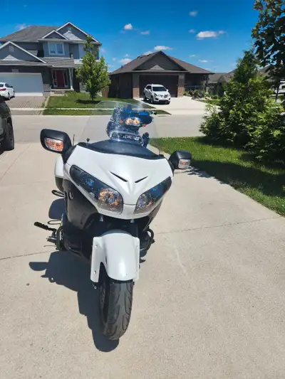For sale is a 2016 Honda Goldwing F6B, a touring motorcycle known for its smooth ride and comfortabl...