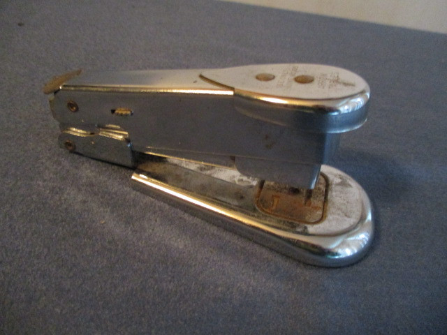 VINTAGE CHROME ARROW STAPLER MODEL 105-ART DECO & WORKING-RARE! dans Art et objets de collection  à Laval/Rive Nord