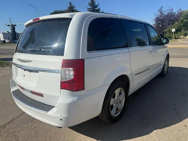 2015 CHRYSLER TOWN & COUNTRY FULL OF LUXURY ACTIVE ONE OWNER AC