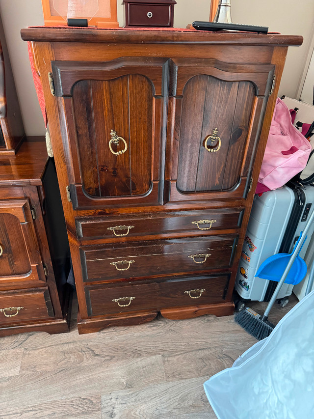 Bedroom suite in Dressers & Wardrobes in Brantford