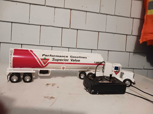 Remote control canadian tire truck and trailer.. in Toys & Games in Summerside - Image 2