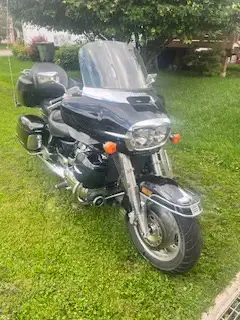 Moto Honda Interstate toute équipé, avec deux pneus qui moins de 2000 kilometres toutes les huiles c...