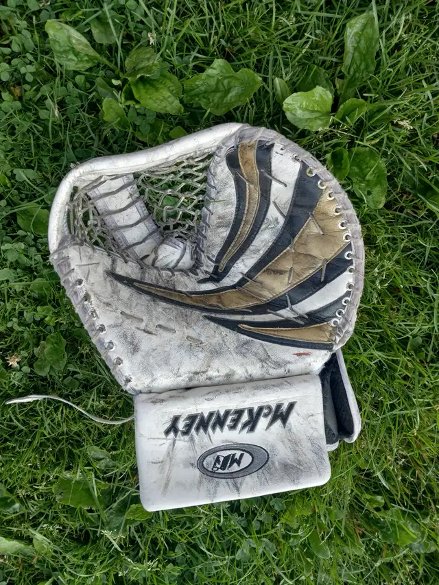 Youth hockey equipment in Hockey in Owen Sound - Image 6