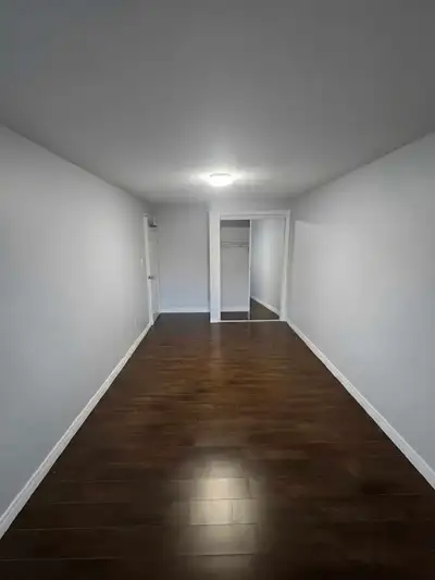 Large Room for Rent – Available May 1st – Ideal for Young Professional (Waterloo) Spacious room avai...