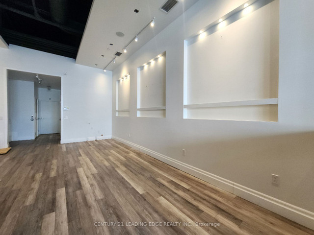 Commercial Retail/office with direct access from Yonge St in Commercial & Office Space for Sale in Markham / York Region - Image 4