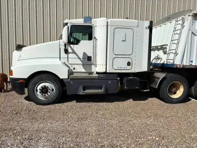 Kenworth with Load King Triaxle Grain Trailer Truck MFG : July 1995, 1,303,066 km, Detroit 60 12.7L...