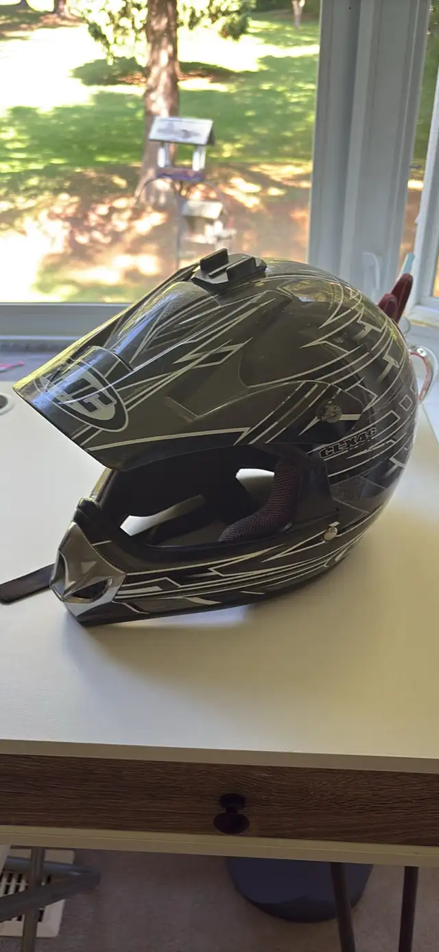 Youth X/XL HJC Helmet in Motorcycle Parts & Accessories in Hamilton - Image 3