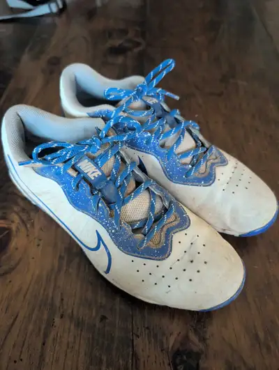 Selling a pair of Nike Alpha Huarache 4 Keystone baseball cleats in Men’s Size 9. These are fantasti...