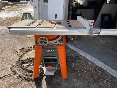 Banc de scie à vendre, pas de livraison, vous devez venir le chercher et être accompagné car très lo...