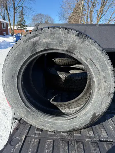 4 pneus d’hiver presque neuf usure de 12/32 de marque TOYO modèle OBSERVE GSI-6LS 275/60R-20 115H. I...