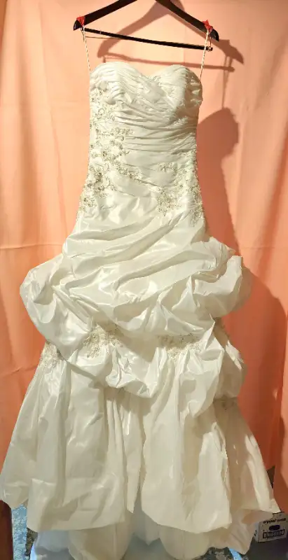 Sottero & Midgley Haute Couture Imperial Wedding Gown in Size 10 in Wedding in Ottawa - Image 2