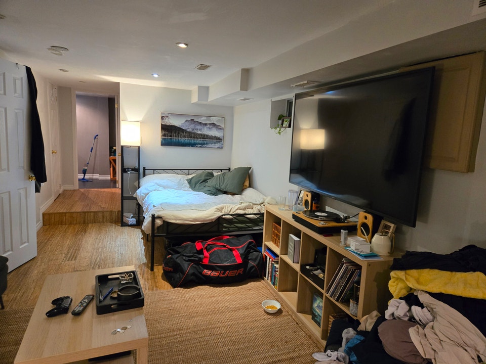 SPACIOUS, COZY BACHELOR Apt. @ steps from Corso Italia 4
