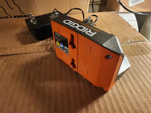 Ridgid R86093 Lithium-Ion Wall Mount Battery Charger in Power Tools in Windsor Region - Image 3