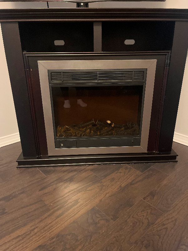Electric fireplace with mantle in Fireplace & Firewood in Oshawa / Durham Region - Image 2